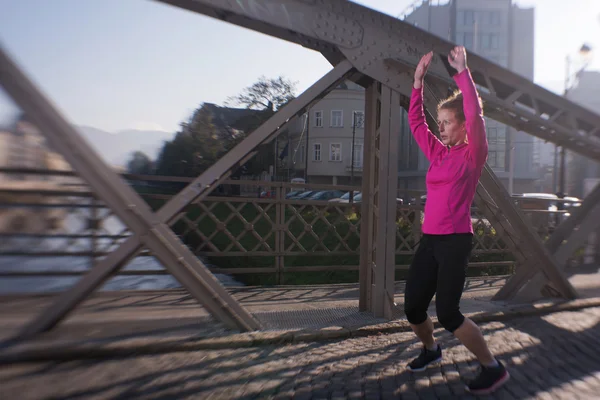 Žena, táhnoucí se před ranní jogging — Stock fotografie