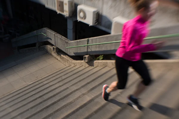 Sportovní žena běží — Stock fotografie