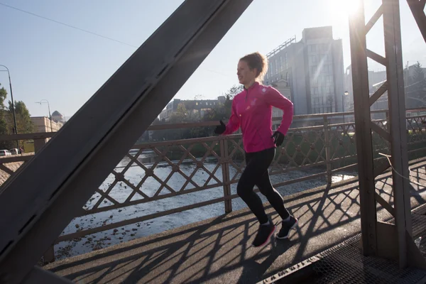 Mujer deportiva trotando en la mañana —  Fotos de Stock