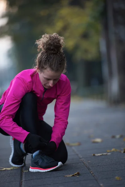 Rozciąganie przed rano jogging kobieta — Zdjęcie stockowe