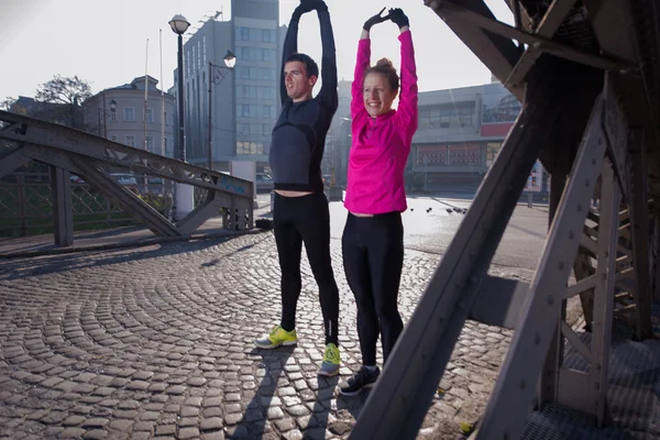 Par värmer upp innan jogging — Stockfoto