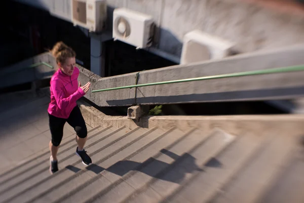 Sportieve vrouw uitgevoerd — Stockfoto