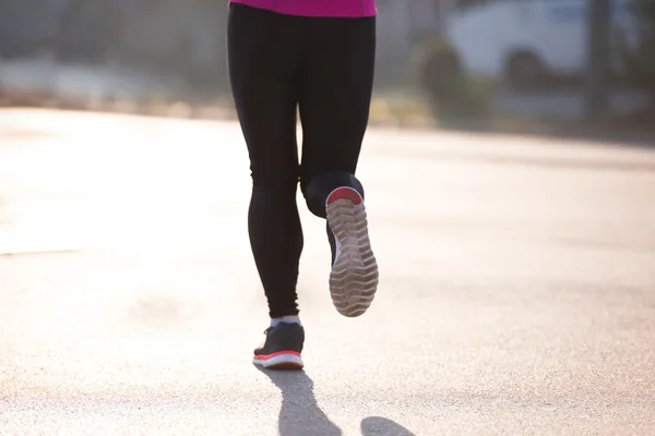 Mujer deportiva trotando en la mañana — Foto de Stock