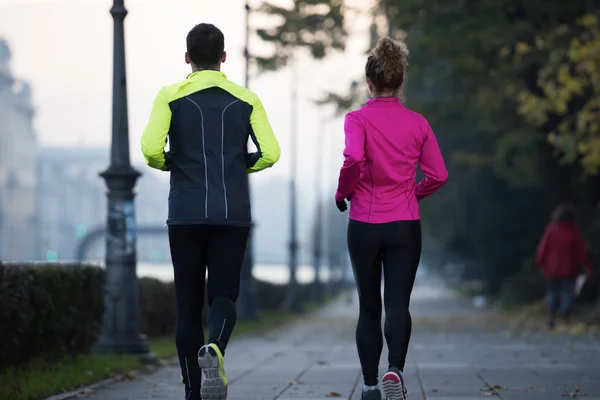 Jovem casal jogging — Fotografia de Stock