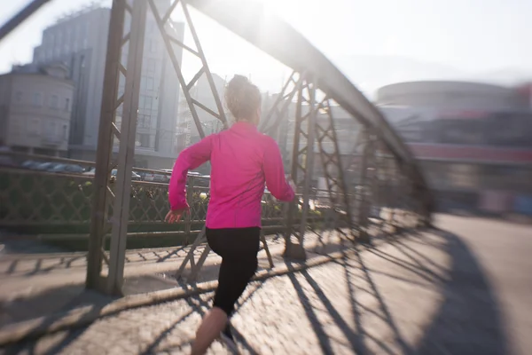 Mujer deportiva trotando en la mañana — Foto de Stock