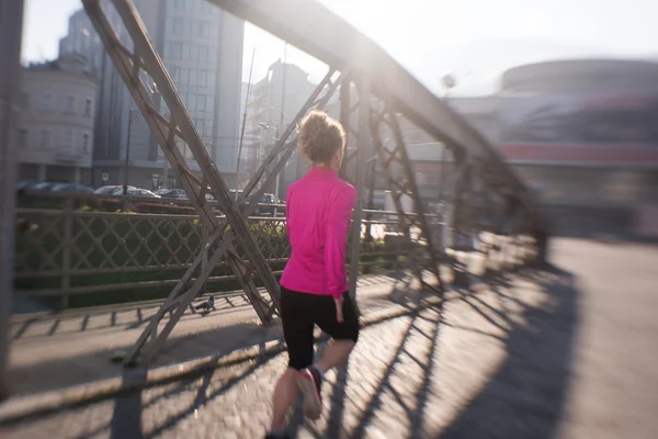 Mujer deportiva trotando en la mañana — Foto de Stock