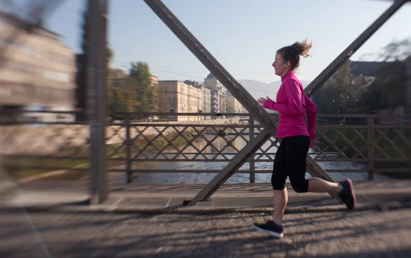 Femme sportive jogging le matin — Photo