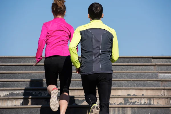 Joven pareja jogging en pasos —  Fotos de Stock