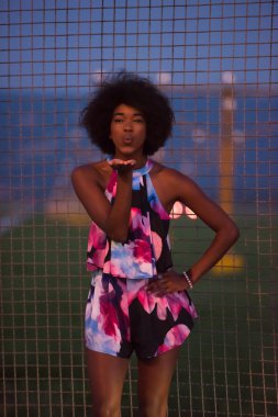 Afrikalı-Amerikalı kadın bir yazlık elbise