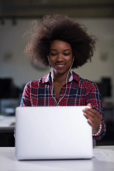 Framgångsrik afroamerikansk kvinna i modern — Stockfoto