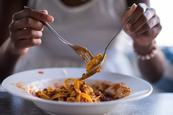 Wanita Afrika-Amerika yang makan pasta — Stok Foto