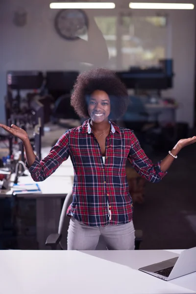 Framgångsrik afroamerikansk kvinna — Stockfoto