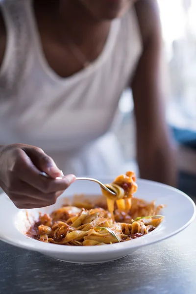 Wanita Afrika-Amerika yang makan pasta — Stok Foto