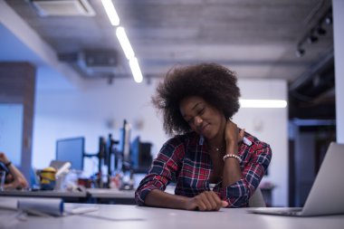 Genç başarılı Afrikalı-Amerikalı kadın 