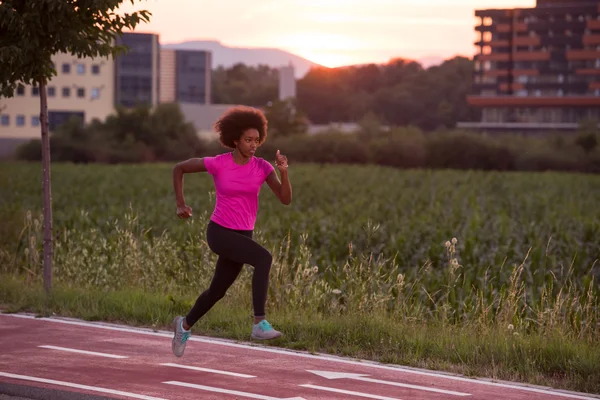 Africano americano donna jogging all'aperto — Foto Stock