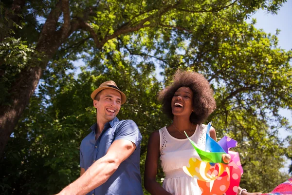 Joven pareja multiétnica teniendo un paseo en bicicleta en la naturaleza — Foto de Stock