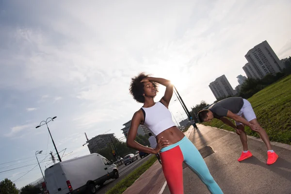 Grupo multiétnico de pessoas em jogging — Fotografia de Stock