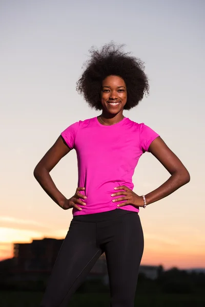 Giovane donna afroamericana correre all'aperto — Foto Stock