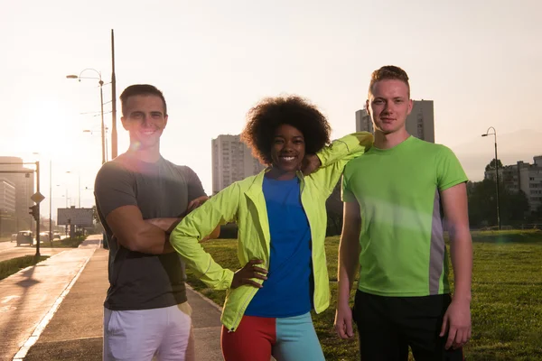 Retrato multiétnico grupo de pessoas no jogging — Fotografia de Stock