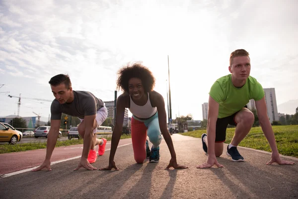 Grupo multiétnico de pessoas em jogging — Fotografia de Stock