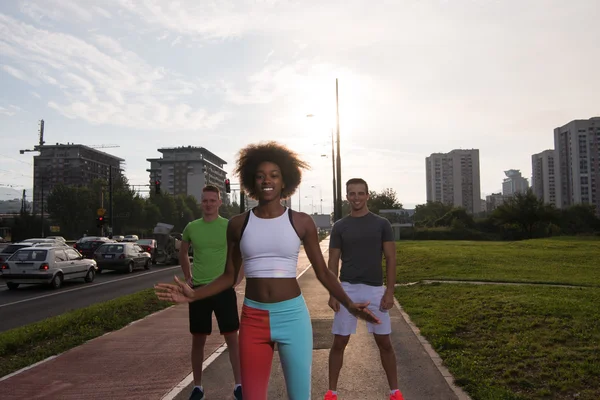 Grupo multiétnico de pessoas em jogging — Fotografia de Stock