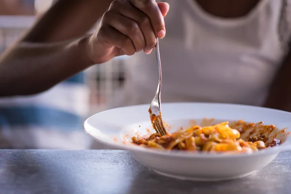 Wanita Afrika-Amerika yang makan pasta — Stok Foto