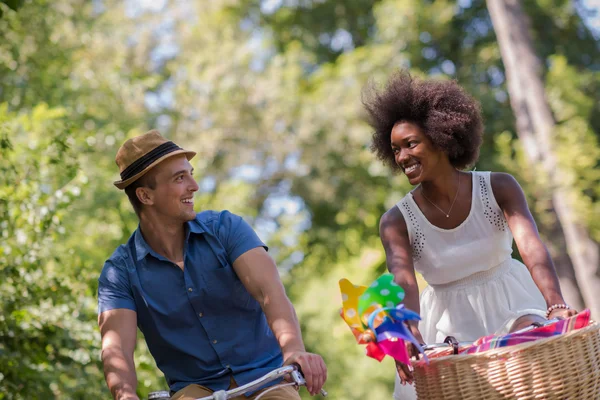 Junges multiethnisches Paar bei einer Radtour in der Natur — Stockfoto