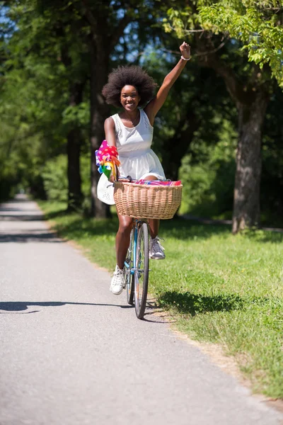 森で自転車に乗ってかなり若いアフリカ系アメリカ人女性 — ストック写真