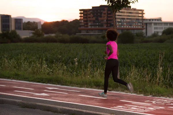Una giovane donna afroamericana che fa jogging all'aperto — Foto Stock