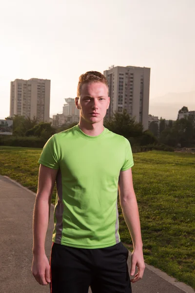 Joven en jogging — Foto de Stock