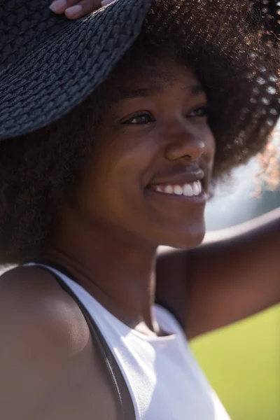 Hermosa joven afroamericana mujer —  Fotos de Stock