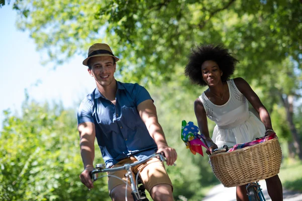 Jonge multi-etnisch paar met een fiets rijden in de natuur — Stockfoto