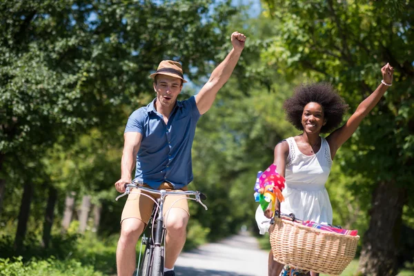 Jonge multi-etnisch paar met een fiets rijden in de natuur — Stockfoto