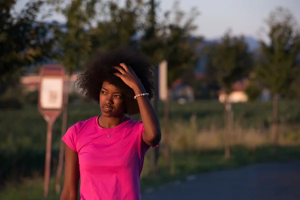 Retrato de una joven afroamericana corriendo al aire libre —  Fotos de Stock