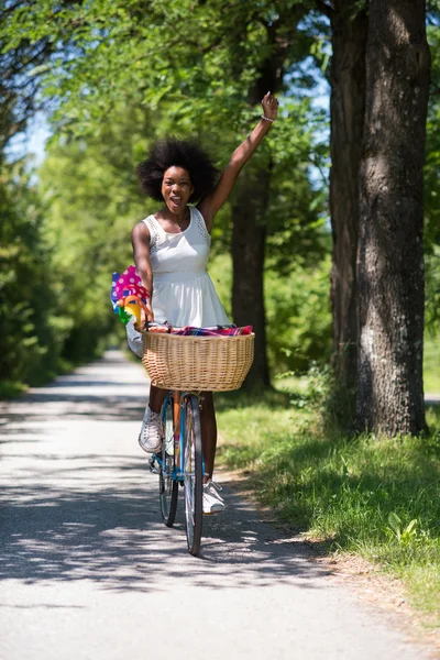 森で自転車に乗ってかなり若いアフリカ系アメリカ人女性 — ストック写真