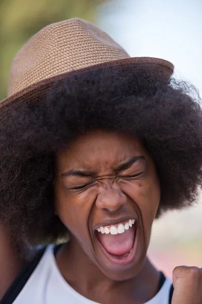 Hermosa joven afroamericana mujer — Foto de Stock