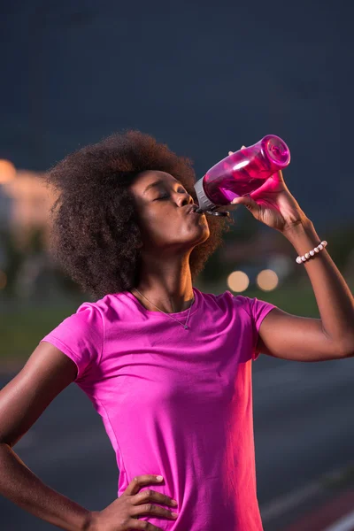 Afrikansk amerikansk kvinna springer utomhus — Stockfoto