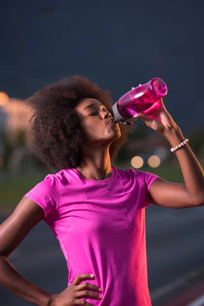 Mujer afroamericana corriendo al aire libre — Foto de Stock