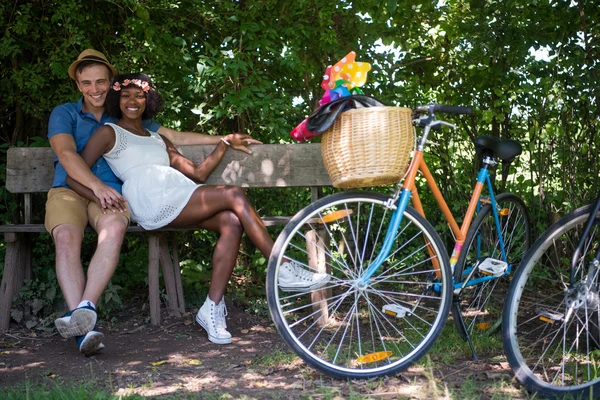 Tineri cuplu multietnic având o plimbare cu bicicleta în natură — Fotografie, imagine de stoc