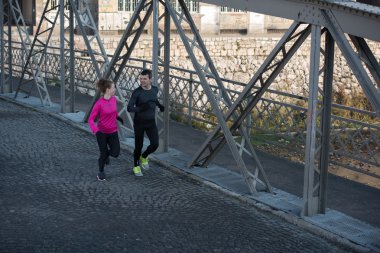 genç bir çift koşu