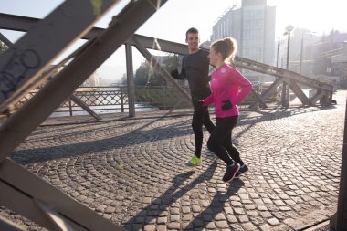 genç bir çift koşu