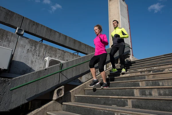 Jeune couple jogging sur les marches — Photo