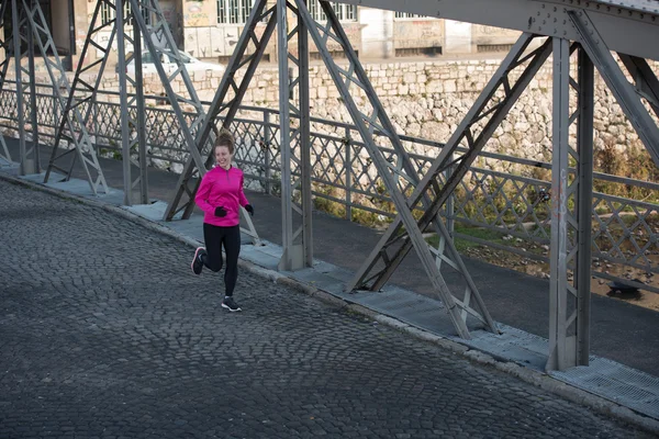 Sportieve vrouw joggen op ochtend — Stockfoto