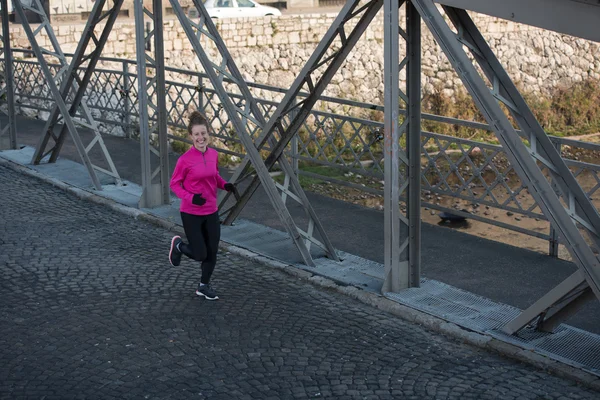 Mujer deportiva trotando en la mañana — Foto de Stock