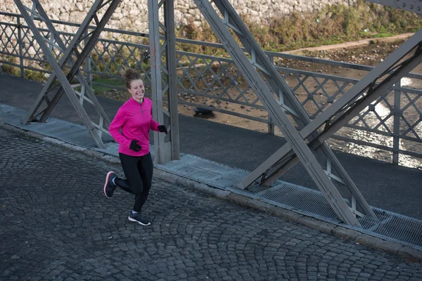 スポーティな女性の朝ジョギング — ストック写真