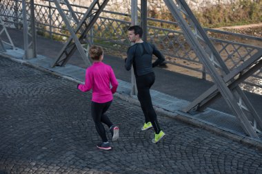 genç bir çift koşu