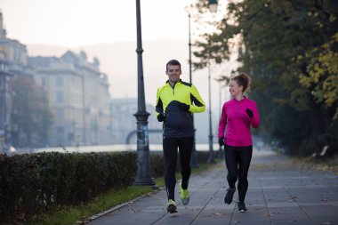 genç bir çift koşu