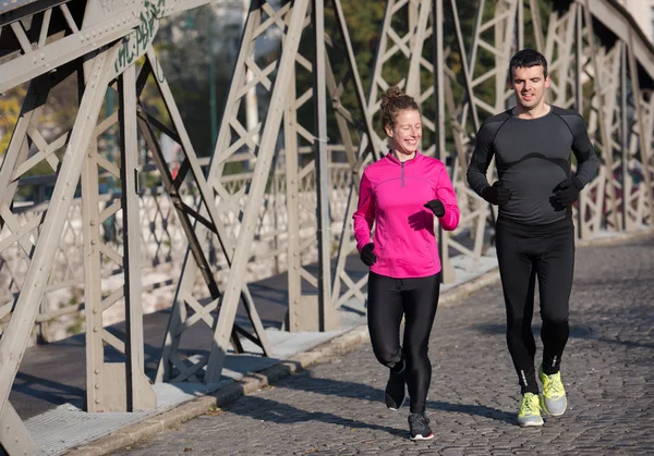 Jeune couple jogging — Photo