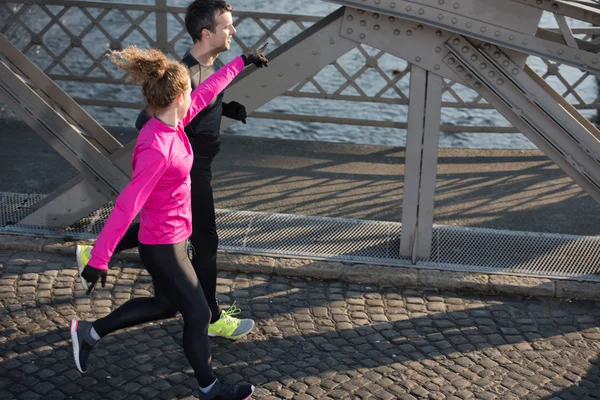 Junges Paar beim Joggen — Stockfoto