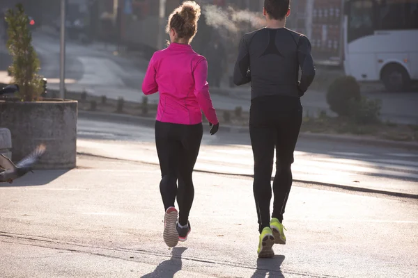 Jovem casal jogging — Fotografia de Stock